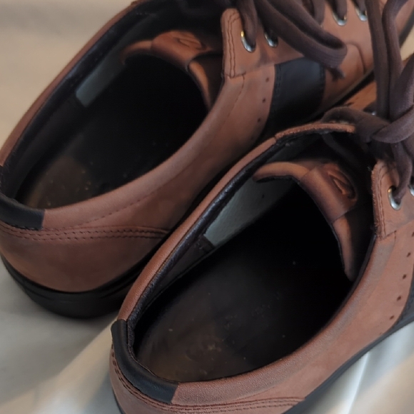 Ecco Black and Brown Sneakers with Casual Lace-Up Design - Picture 10 of 12